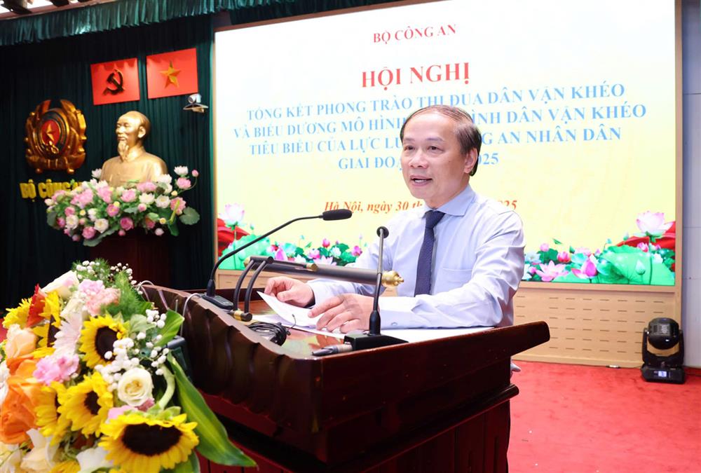 Đồng chí Phạm Tất Thắng, Phó Trưởng Ban Tuyên giáo và Dân vận Trung ương phát biểu tại Hội nghị.
