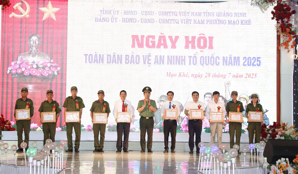 Thiếu tướng Trần Văn Phúc, Giám đốc Công an tỉnh trao giấy khen cho các tập thể, cá nhân có thành tích xuất sắc trong phong trào Toàn dân bảo vệ ANTQ.