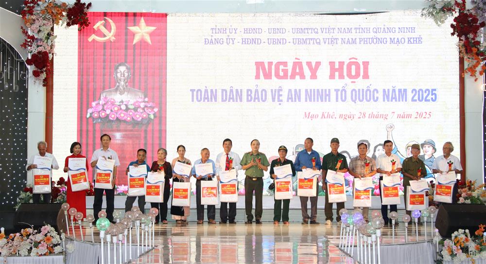 Thứ trưởng Đặng Hồng Đức trao quà cho cho các gia đình chính sách, người có công và học sinh có hoàn cảnh khó khăn trên địa bàn phường Mạo Khê.