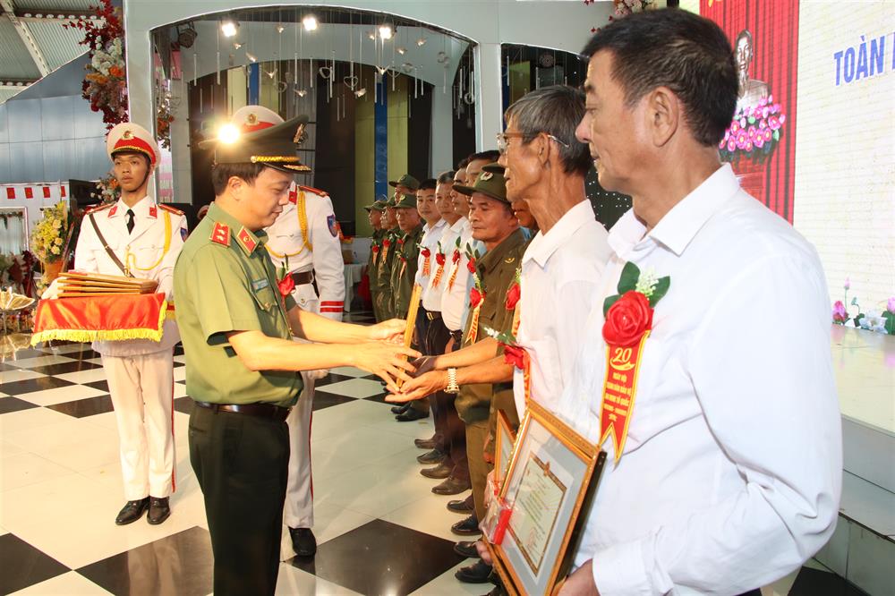 Trung tướng Đặng Hồng Đức tặng kỷ niệm chương cho 16 cá nhân có thành tích xuất sắc trong phong trào toàn dân bảo vệ an ninh Tổ quốc.