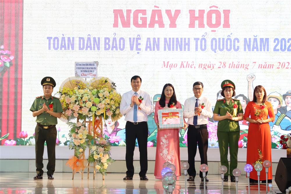 Trung tướng Đặng Hồng Đức, Thứ trưởng Bộ Công an tặng hoa chúc mừng.