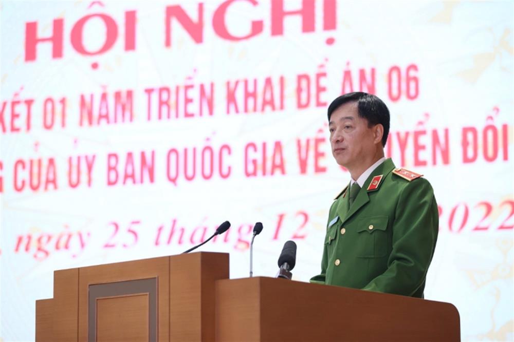 Thứ trưởng Nguyễn Duy Ngọc trình bày báo cáo tại Hội nghị Sơ kết 01 năm triển khai Đề án 06 và tổng kết hoạt động của Ủy ban Quốc gia chuyển đổi số năm 2022 được Chính phủ tổ chức dưới hình thức trực tiếp và trực tuyến tới các bộ, ngành, 63 tỉnh, thành phố trực thuộc Trung ương, sáng 25/12.