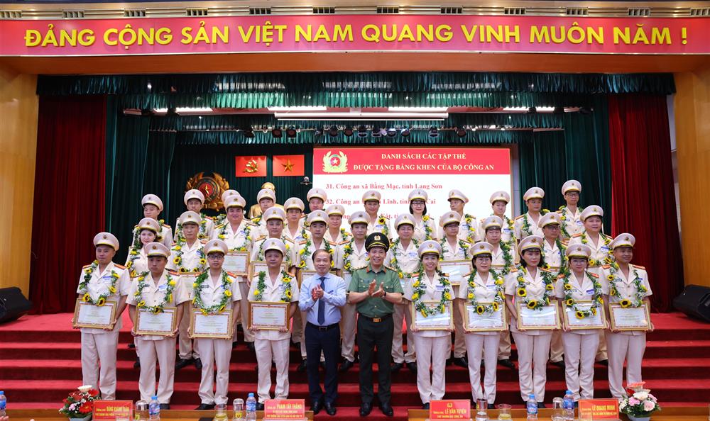 Thứ trưởng Lê Văn Tuyến và đồng chí Phạm Tất Thắng chúc mừng 53 tập thể, 46 cá nhân điển hình dân vận khéo tiêu biểu của lực lượng Công an nhân dân được tuyên dương tại Hội nghị