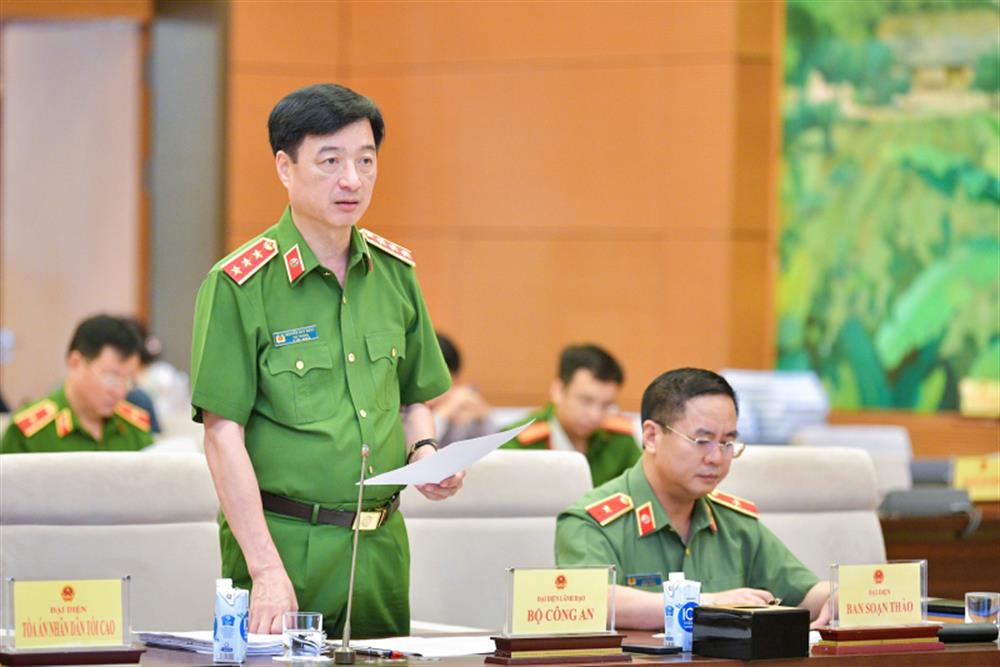 Thứ trưởng Nguyễn Duy Ngọc trình bày tờ trình dự án luật.