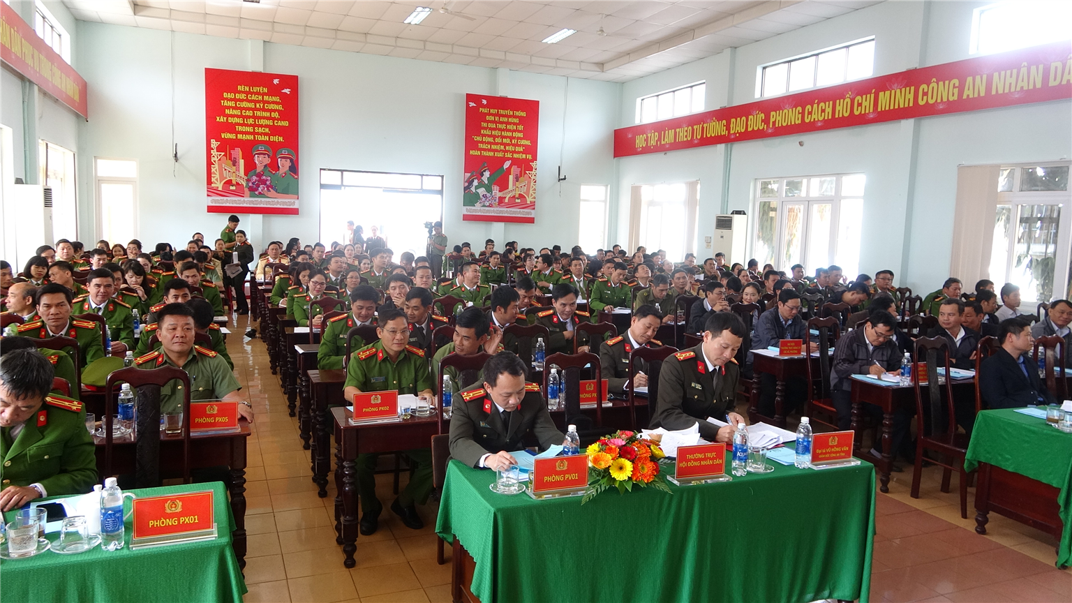 Các đại biểu về tham dự hội nghị.