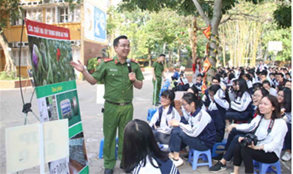 Trung úy Trần Trung Hiếu, giảng viên Khoa Cảnh sát phòng, chống tội phạm về ma túy đang giúp các em học sinh phân biệt các loại ma túy.