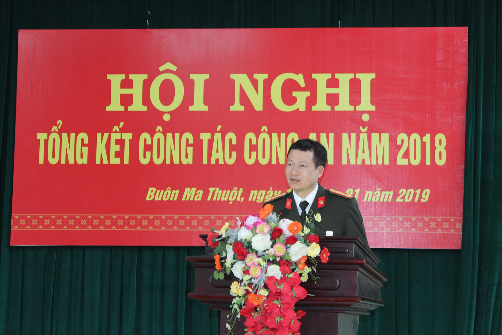 Đại tá Vũ Hồng Văn, Giám đốc Công an tỉnh Đắk Lắk phát biểu tại Hội nghị.