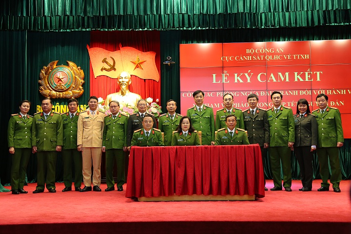 Thứ trưởng Nguyễn Duy Ngọc và đại diện lãnh đạo các đơn vị chứng kiến Lễ ký cam kết.