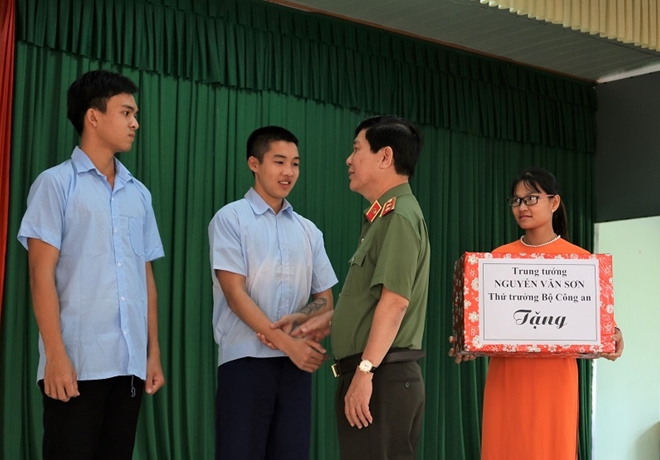 Hai học sinh đại diện cho hơn 100 học sinh Trường Giáo dưỡng số 3 nhận quà tết từ Thứ trưởng Nguyễn Văn Sơn.