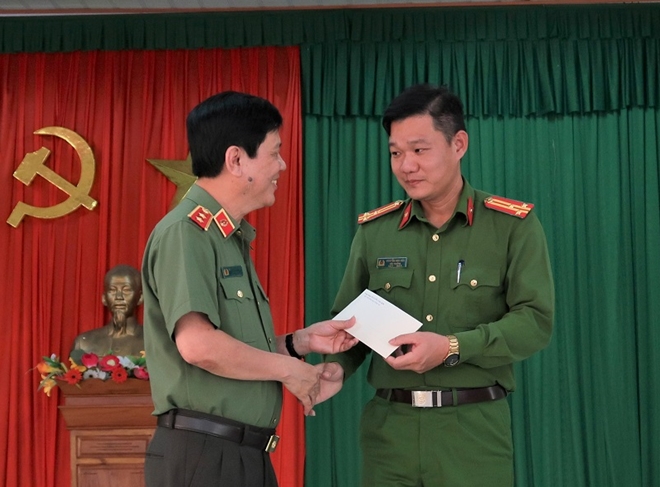 Thứ trưởng Nguyễn Văn Sơn cũng trao quà tết cho cán bộ, giáo viên, nhân viên của trường.