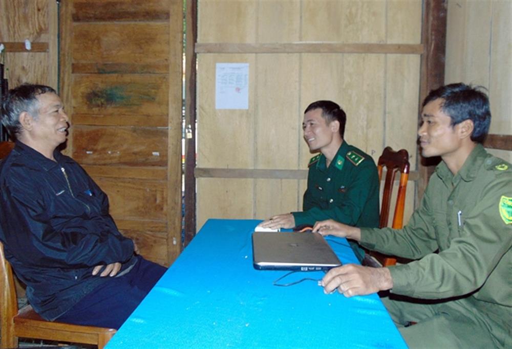 Công an xã La Dêê và cán bộ Biên phòng cửa khẩu Nam Giang trao đổi tình hình an ninh, trật tự với già làng có uy tín.