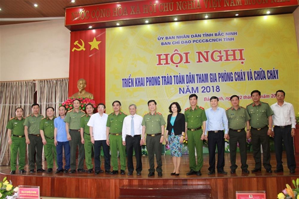 Thứ trưởng Nguyễn Văn Sơn, đồng chí Nguyễn Tử Quỳnh và các đại biểu tại Hội nghị.