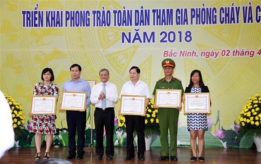 Đồng chí Nguyễn Tử Quỳnh, Chủ tịch Uỷ ban nhân dân tỉnh Bắc Ninh trao Bằng khen của Uỷ ban nhân dân tỉnh tặng các tập thể, cá nhân có thành tích xuất sắc.