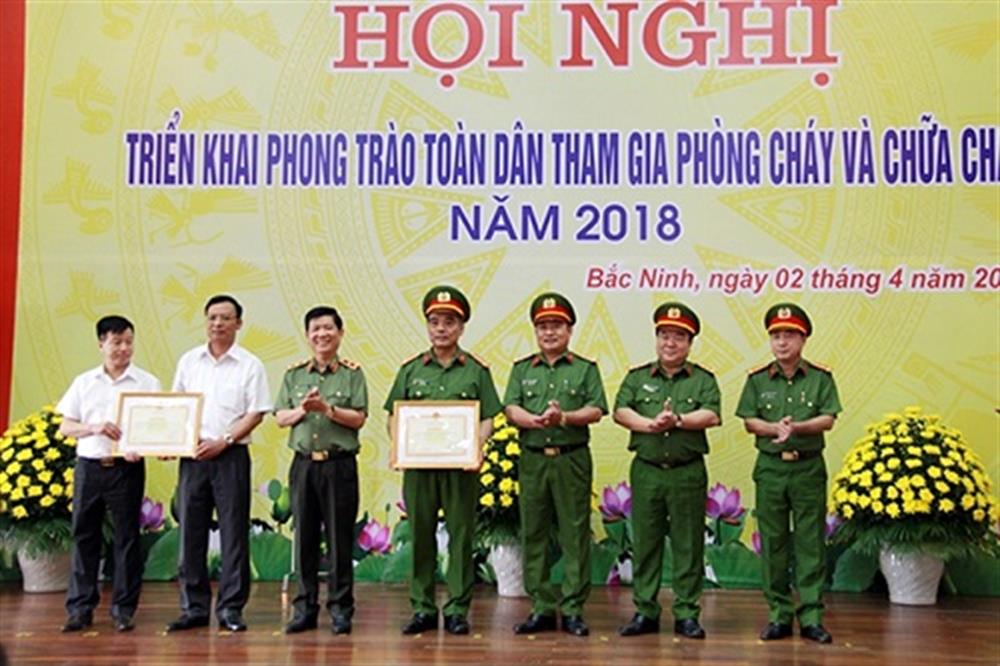 Thứ trưởng Nguyễn Văn Sơn trao Bằng khen của Bộ Công an tặng các tập thể có thành tích xuất sắc.