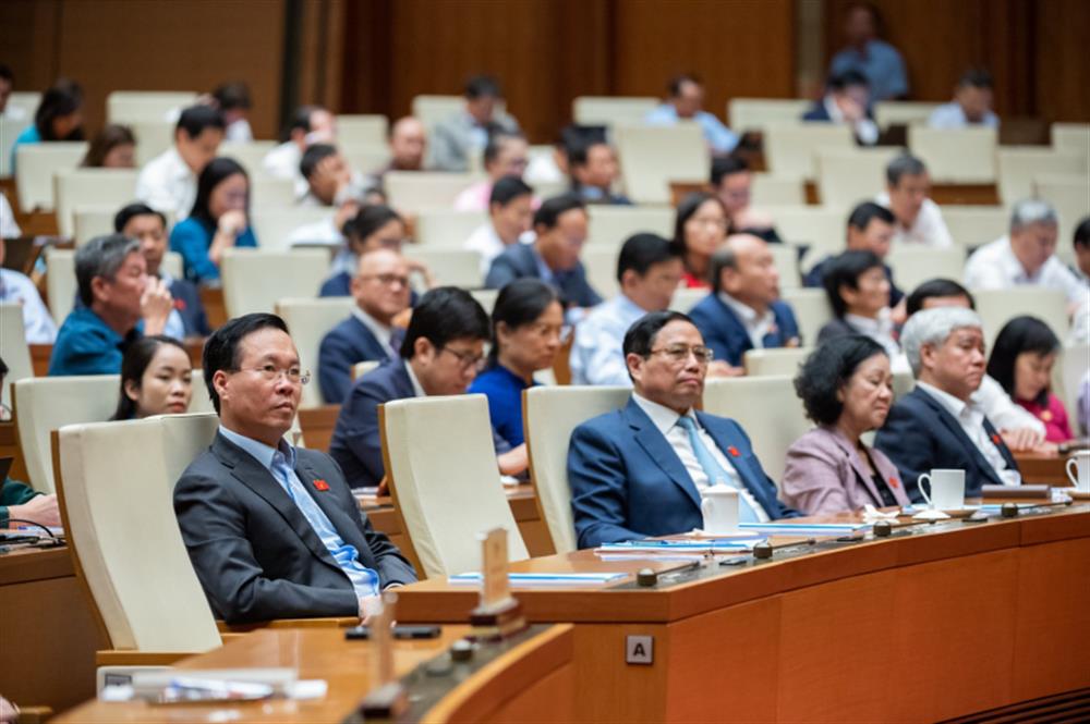 Chủ tịch nước Võ Văn Thưởng, Thủ tướng Chính phủ Phạm Minh Chính với các đại biểu tham dự phiên chất vấn.