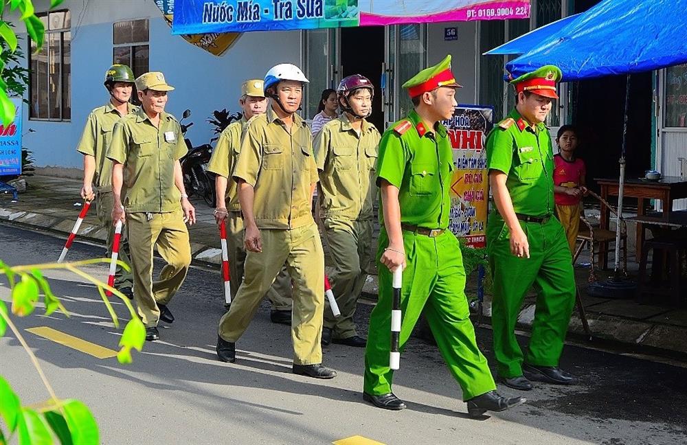 Lực lượng tham gia bảo vệ an ninh, trật tự ở cơ sở được trang bị Dùi cui cao su; Dùi cui kim loại; Áo giáp chống đâm; Găng tay bắt dao.