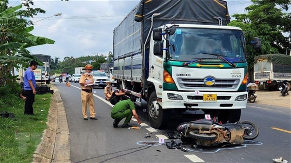 Lực lượng Cảnh sát giao thông đang điều tra, giải quyết tai nạn giao thông đường bộ.