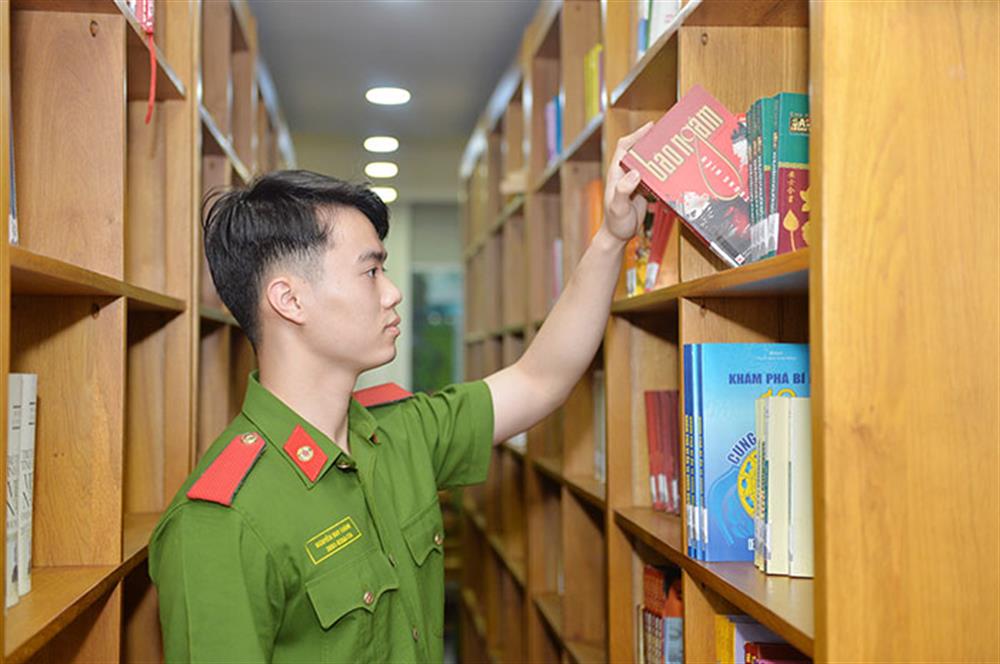 Thư viện trong CAND là một thiết chế văn hóa, là bộ phận hợp thành của mạng lưới thư viện Việt Nam, đặt dưới sự lãnh đạo trực tiếp cấp ủy, lãnh đạo đơn vị cùng cấp, chịu sự chỉ đạo nghiệp vụ của thư viện đơn vị cấp trên, có tài nguyên thông tin tổng hợp chuyên ngành an ninh quốc gia, trật tự, an toàn xã hội, quân sự, kinh tế, chính trị, xã hội…phục vụ cán bộ, chiến sĩ trong công an và nhân dân trên địa bàn đóng quân.