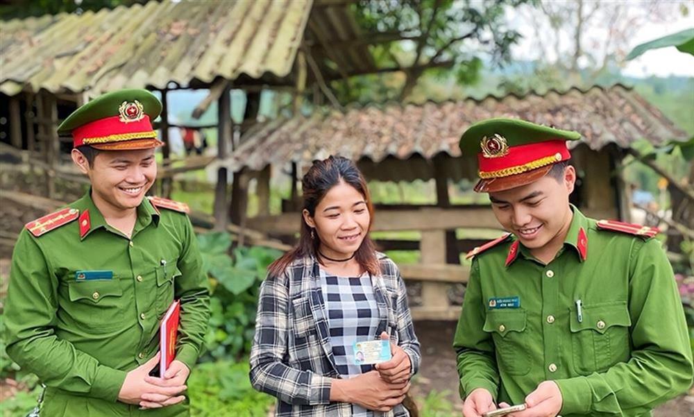 Công an xã Hương Liên (Hương Khê) vào bản cài đặt tài khoản định danh điện tử cho công dân thuộc đồng bào dân tộc Chứt.