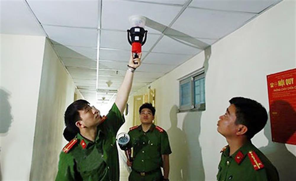 Cảnh sát PCCC kiểm tra hệ thống báo cháy của tòa nhà.