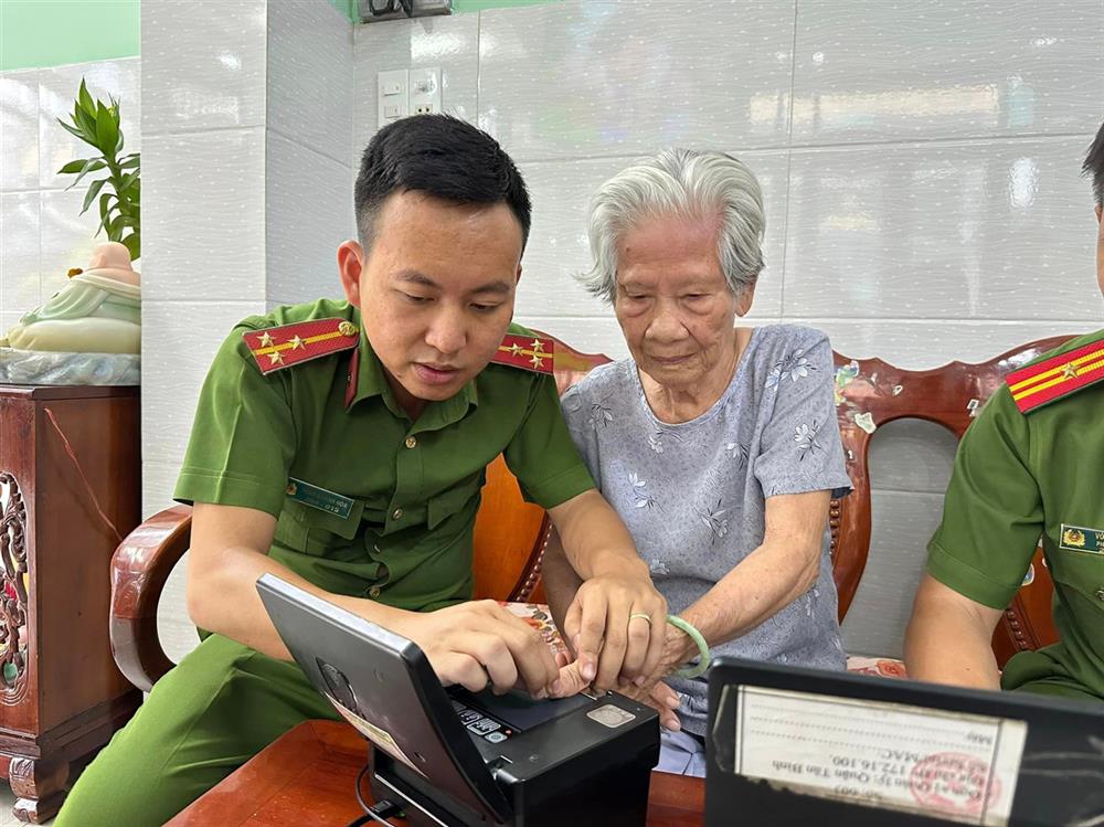 Công dân Việt Nam đã được cấp thẻ căn cước phải thực hiện thủ tục cấp đổi thẻ căn cước khi đủ 14 tuổi, 25 tuổi, 40 tuổi và 60 tuổi.