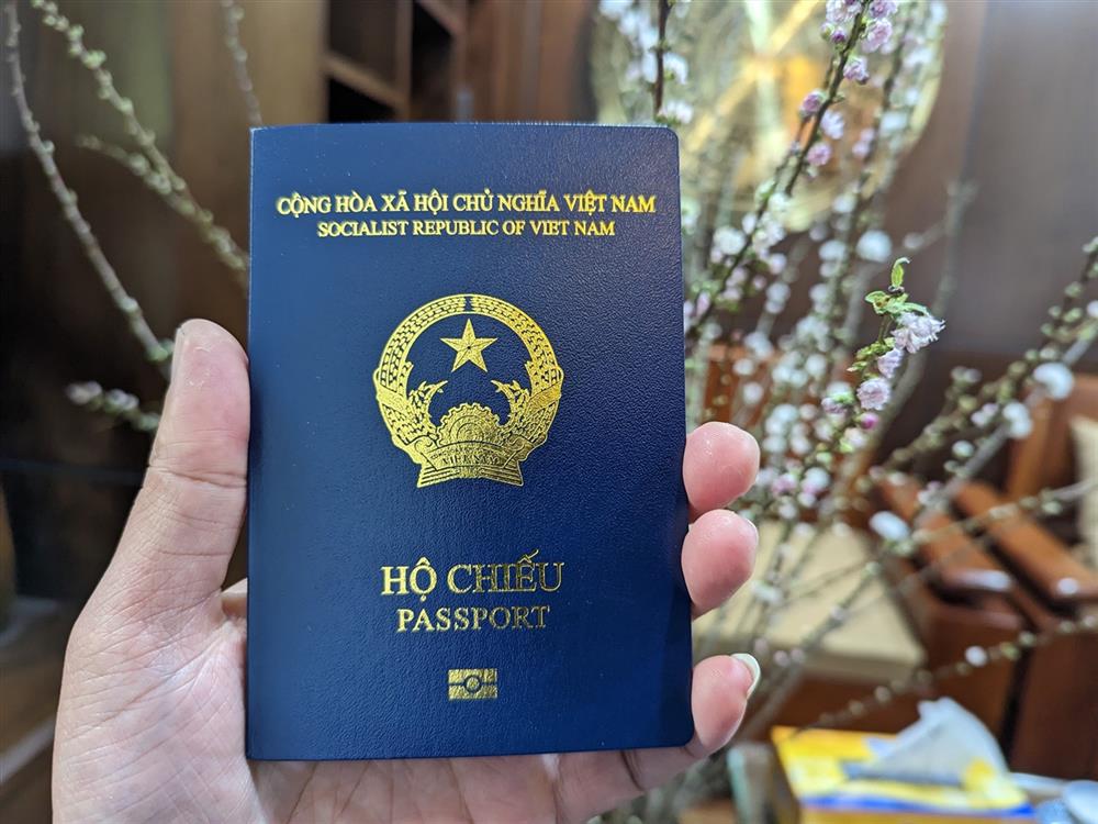 Nghiêm cấm hành vi cố ý cung cấp thông tin sai sự thật để được cấp tem “AB”; sử dụng tem “AB” xuất cảnh trái mục đích được ghi trong Quyết định cử đi công tác, làm ảnh hưởng xấu đến uy tín hoặc gây thiệt hại đến lợi ích của Nhà nước; làm giả, sử dụng tem “AB” giả để xuất cảnh, nhập cảnh, hoạt động trái phép ở nước ngoài; nhũng nhiễu, gây phiền hà, tự đặt thêm loại giấy tờ, phí, lệ phí, kéo dài thời hạn giải quyết hồ sơ đề nghị cấp tem “AB”.