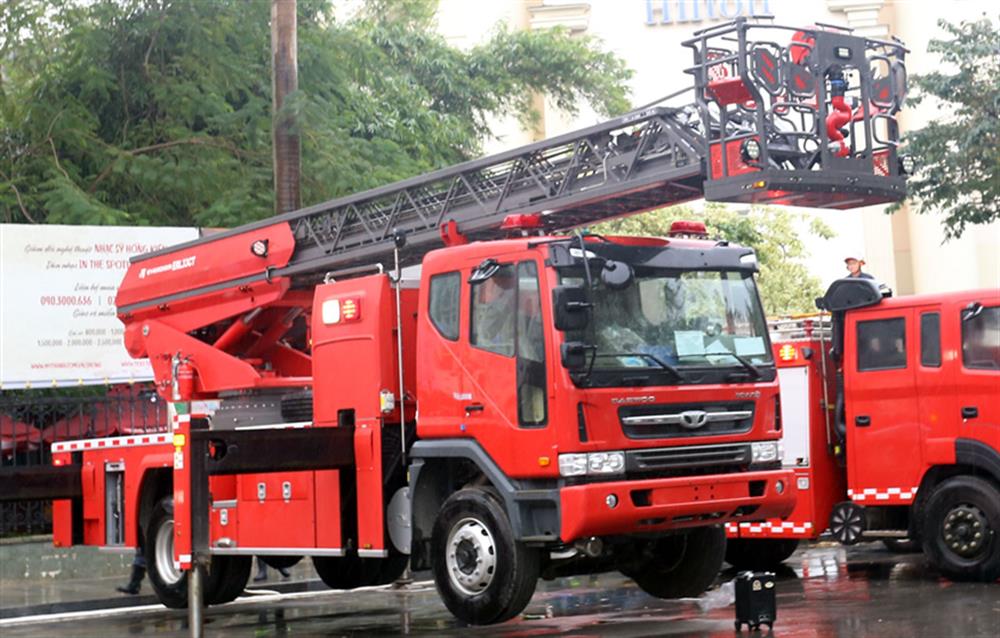 Xe cứu nạn, cứu hộ là loại xe được thiết kế lắp đặt hệ thống cẩu, hệ thống tời, hệ thống chiếu sáng và trang thiết bị chữa cháy, cứu nạn, cứu hộ để cứu nạn, cứu hộ tại địa điểm xảy ra sự cố, tai nạn.