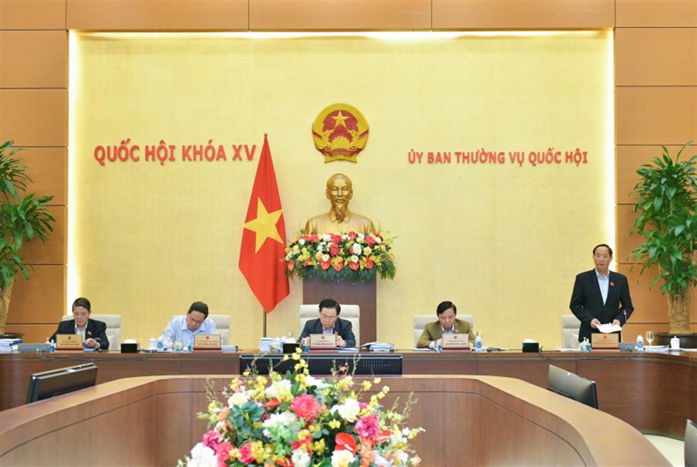 Phó Chủ tịch Quốc hội Trần Quang Phương điều hành phiên thảo luận.