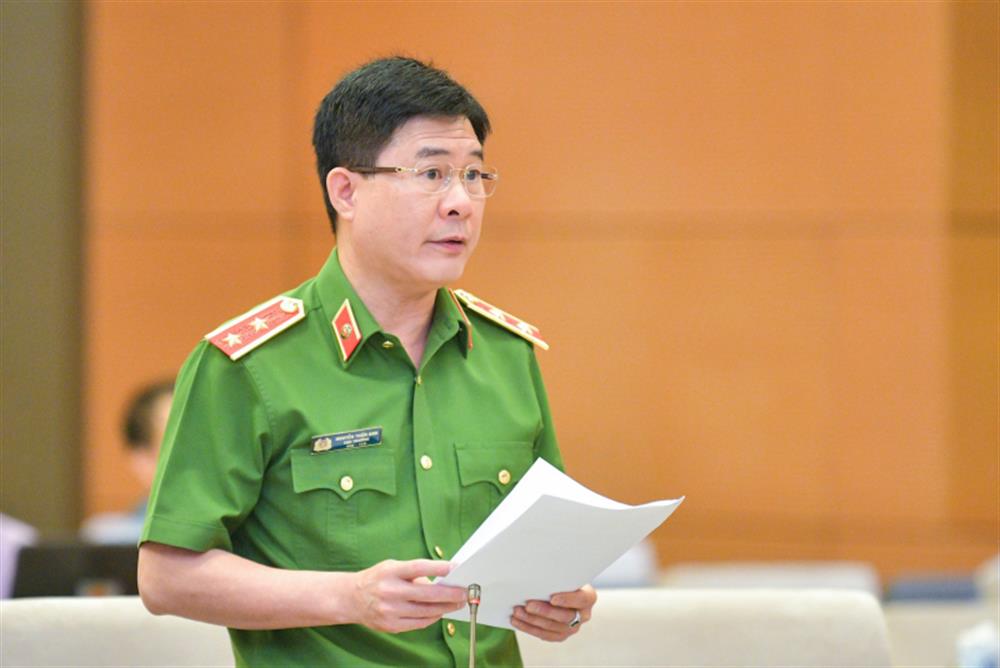 Trung tướng Nguyễn Tuấn Anh trình bày tờ trình dự án luật.