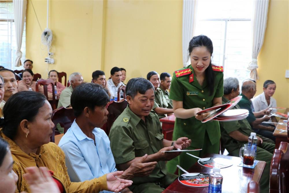 Cục CSĐT tội phạm về ma túy phối hợp với Công an tỉnh Kiên Giang phát tờ chương trình tuyên tuyền phòng, chống ma túy.