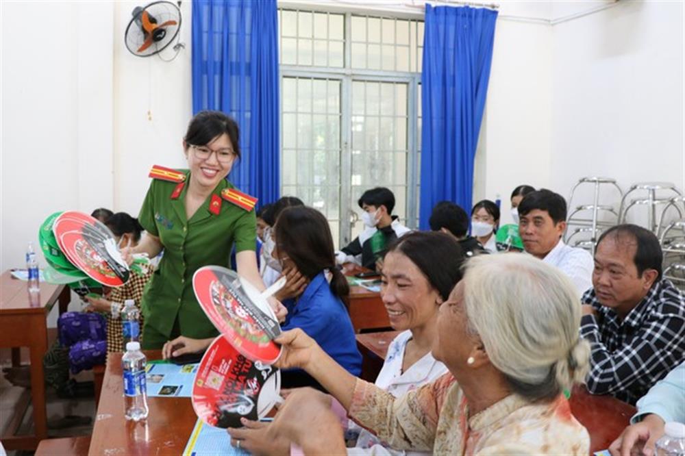Nhiều người dân hưởng ứng tham gia phòng, chống ma túy.
