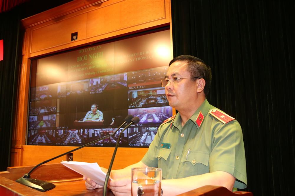 Thiếu tướng Phạm Công Nguyên, Cục trưởng Cục Pháp chế và cải cách hành chính, tư pháp trình bày báo cáo tại Hội nghị.