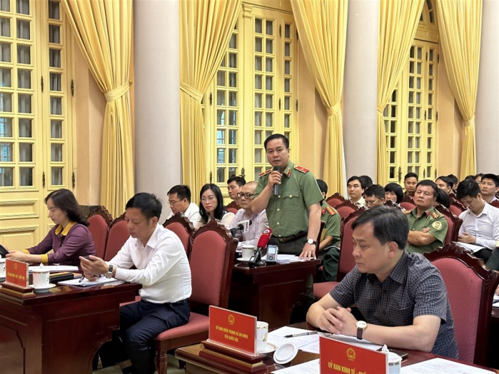 Thiếu tướng Phạm Công Nguyên, Cục trưởng Cục Pháp chế và cải cách hành chính, tư pháp, Bộ Công an trả lời báo chí về nội dung 2 luật do Bộ Công an chủ trì xây dựng.