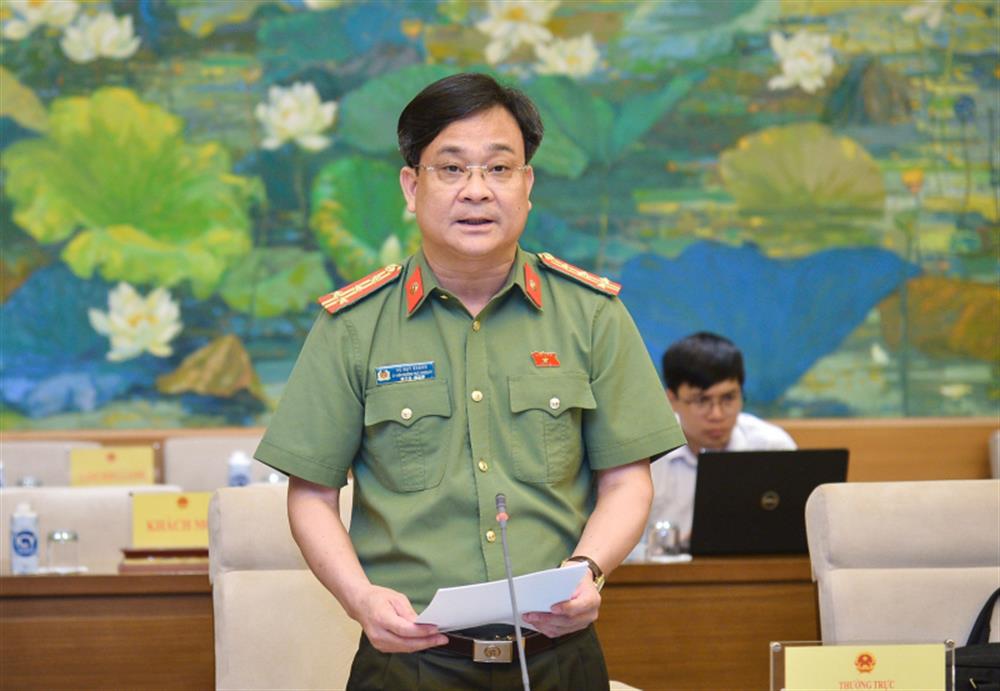 Uỷ viên Thường trực UBQPAN Vũ Huy Khánh trình bày báo cáo thẩm tra tại phiên họp.