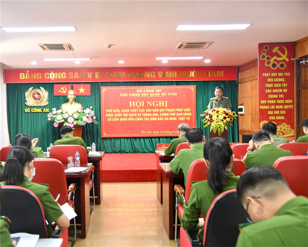 Đồng chí Trung tá Đào Anh Tới, Trưởng phòng thuộc Cục Pháp chế, cải cách hành chính và tư pháp, Bộ Công an quán triệt một số văn bản quy phạm pháp luật liên quan đến công tác đảm bảo an ninh, trật tự tại Hội nghị.