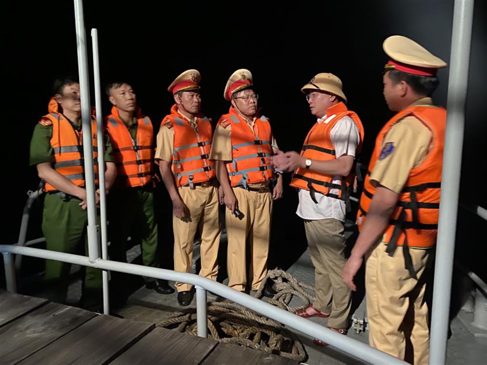 CSGT tham gia cứu nạn vụ máy bay trực thăng rơi.