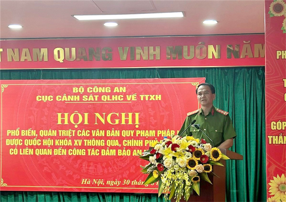 Đồng chí Đại tá Hoàng Lợi, Phó Trưởng phòng thuộc Cục Cảnh sát QLHC về TTXH quán triệt nội dung Nghị định số 56/2023/NĐ-CP ngày 24/7/2023 của Chính phủ tại Hội nghị.