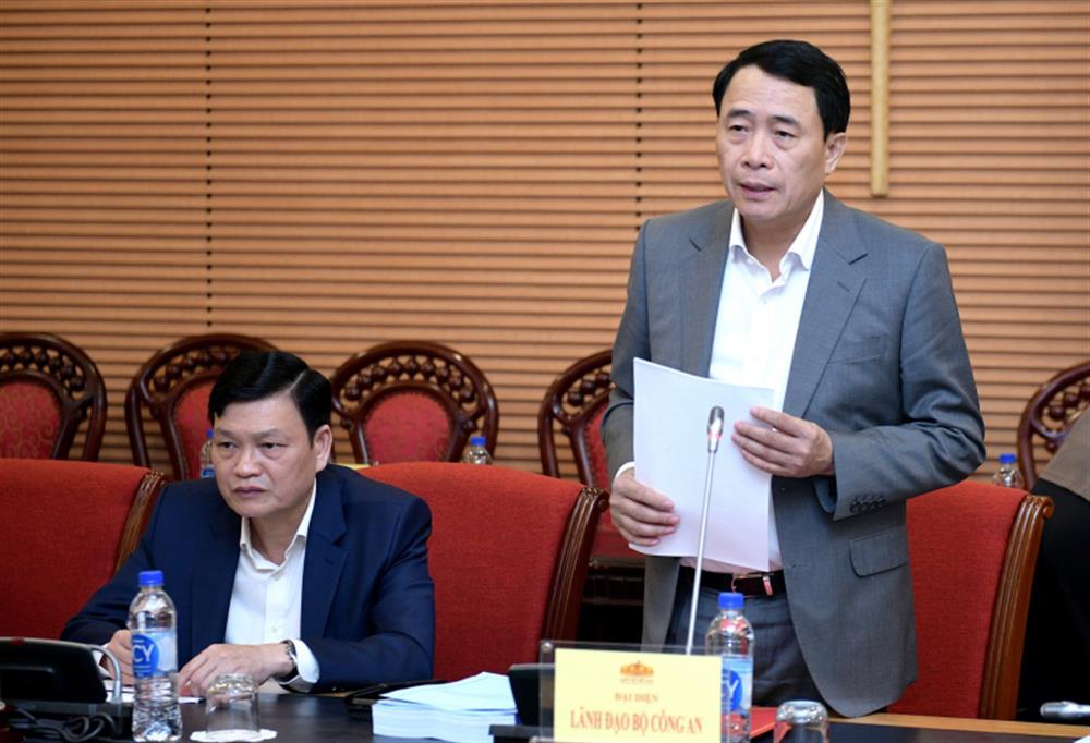 Thứ trưởng Lê Quốc Hùng trình bày tờ trình dự án luật tại phiên họp.