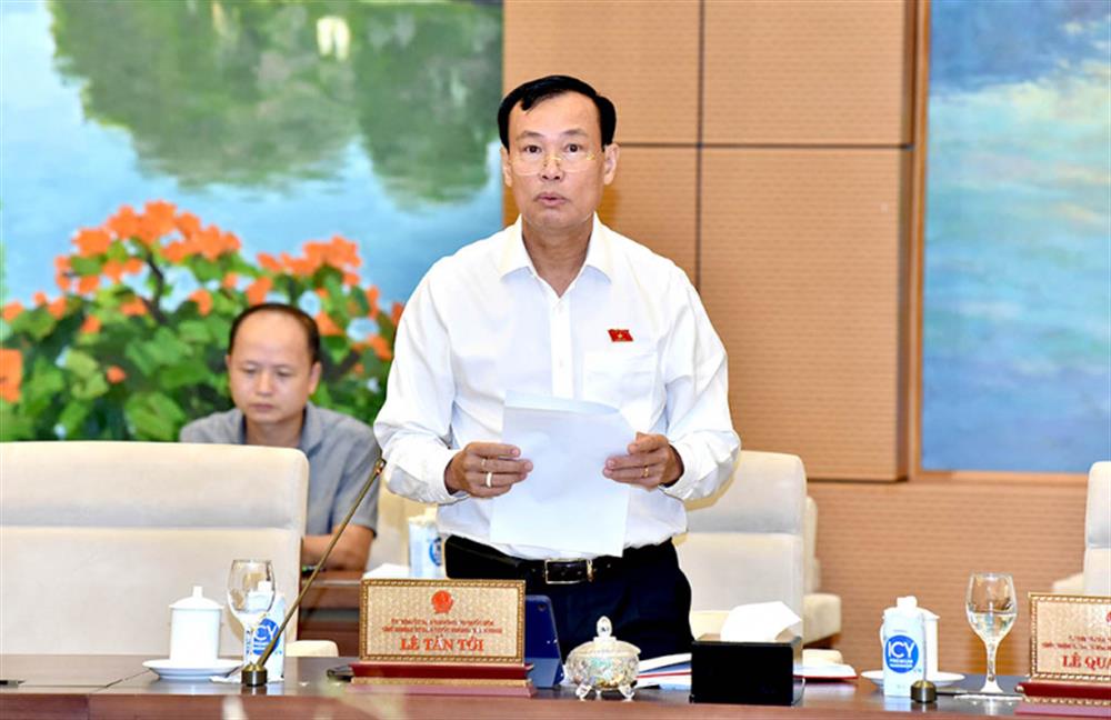 Chủ nhiệm Uỷ ban Quốc phòng và An ninh Lê Tấn Tới trình bày báo cáo thẩm tra.