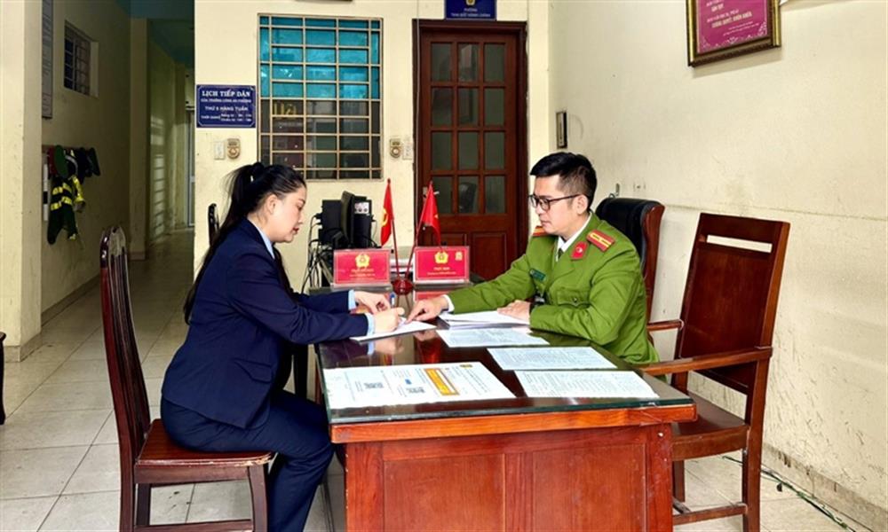 Trường hợp người chưa thành niên đăng ký thường trú, đăng ký tạm trú tại nơi thường trú, nơi tạm trú của cha, mẹ hoặc cha hoặc mẹ thì cha hoặc mẹ hoặc người giám hộ thực hiện kê khai, xác nhận ý kiến vào Tờ khai thay đổi thông tin cư trú.