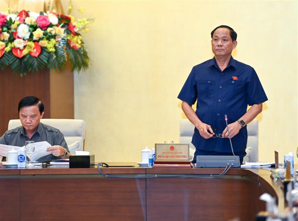 Phó Chủ tịch Quốc hội Trần Quang Phương điều hành phiên họp.