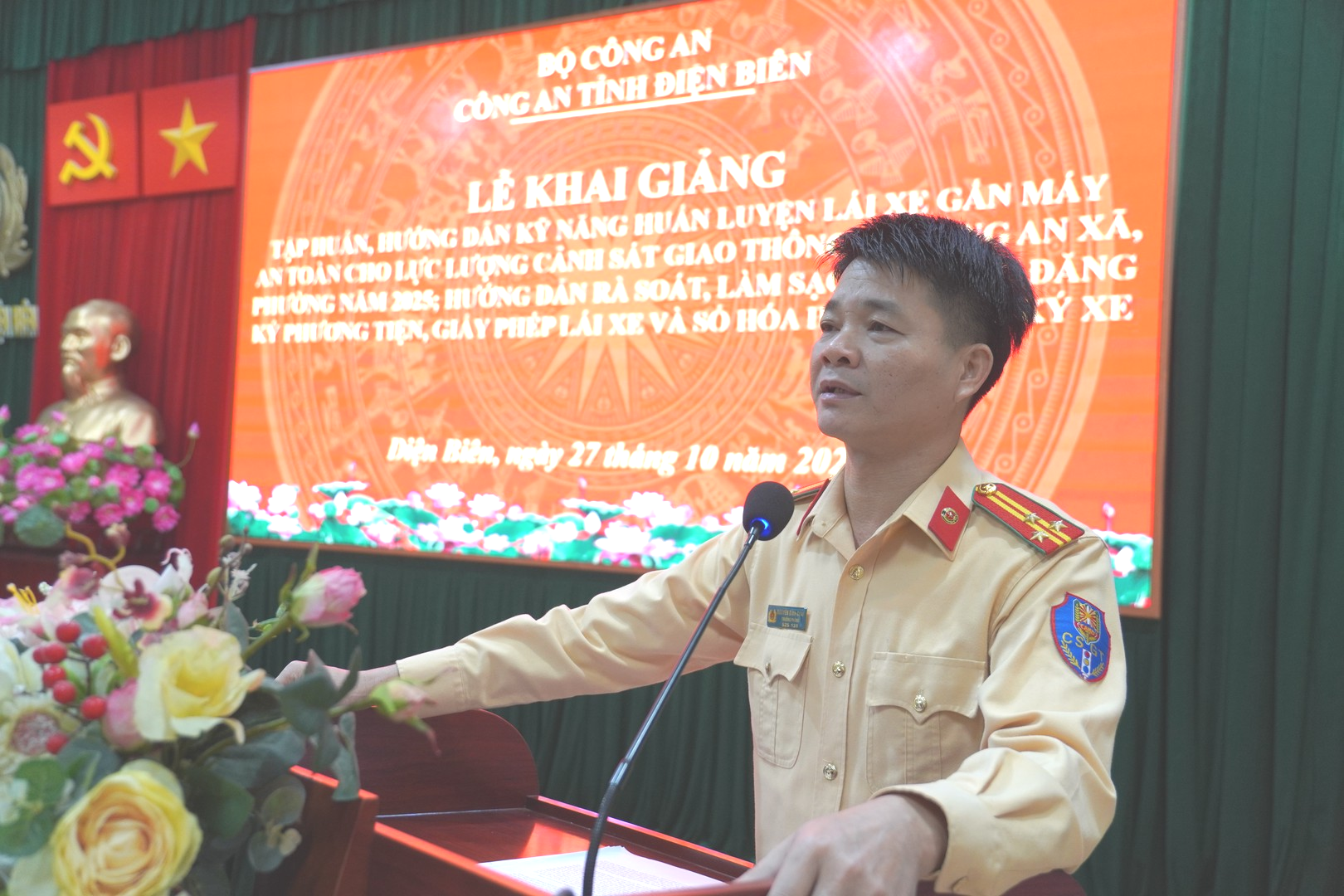 Thượng tá Nguyễn Đình Quân, Trưởng phòng Cảnh sát Giao thông công an tỉnh phát biểu tại buổi lễ.JPG