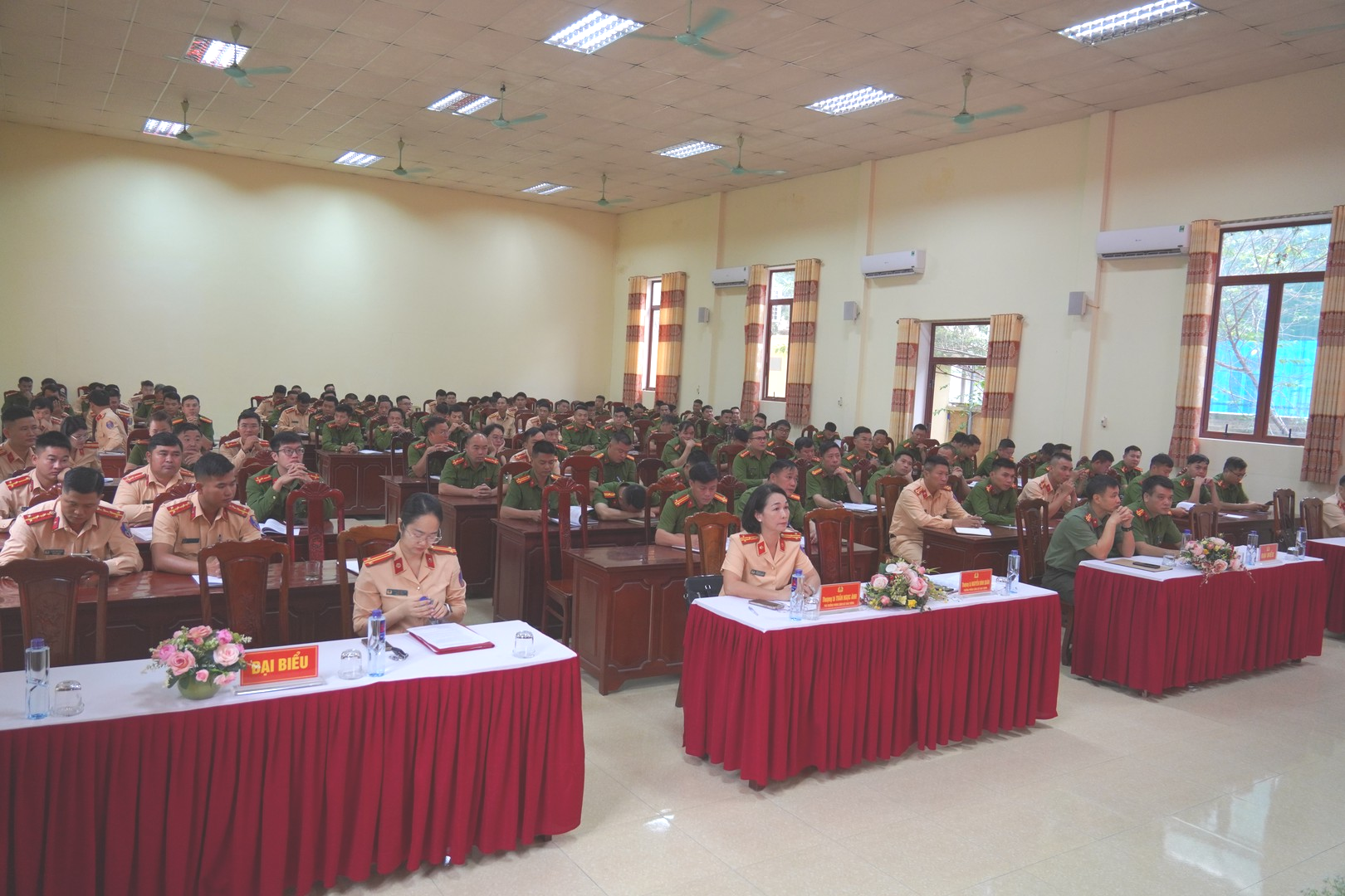 Đại biểu tham dự lễ.JPG