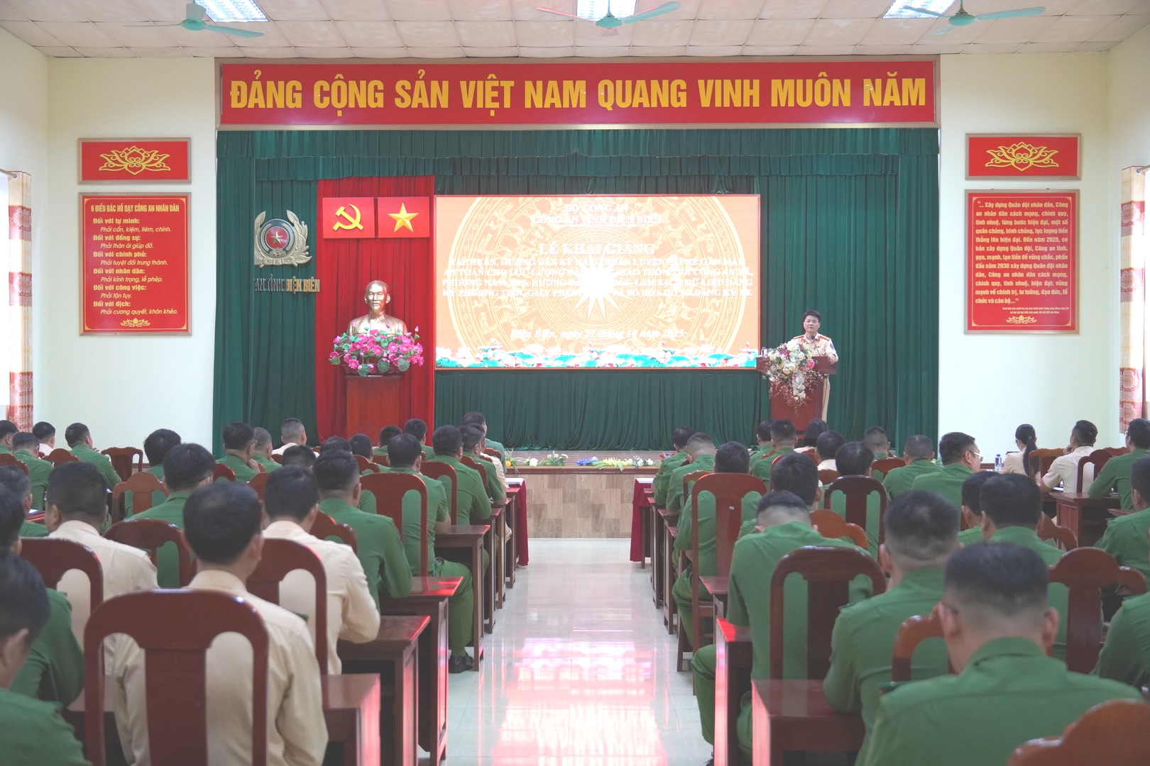Toàn cảnh buổi lễ khai giảng.JPG