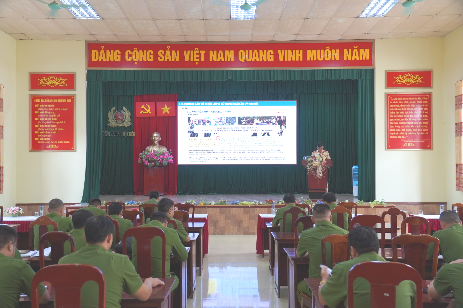 Các học viên tham gia học lý thuyết.JPG