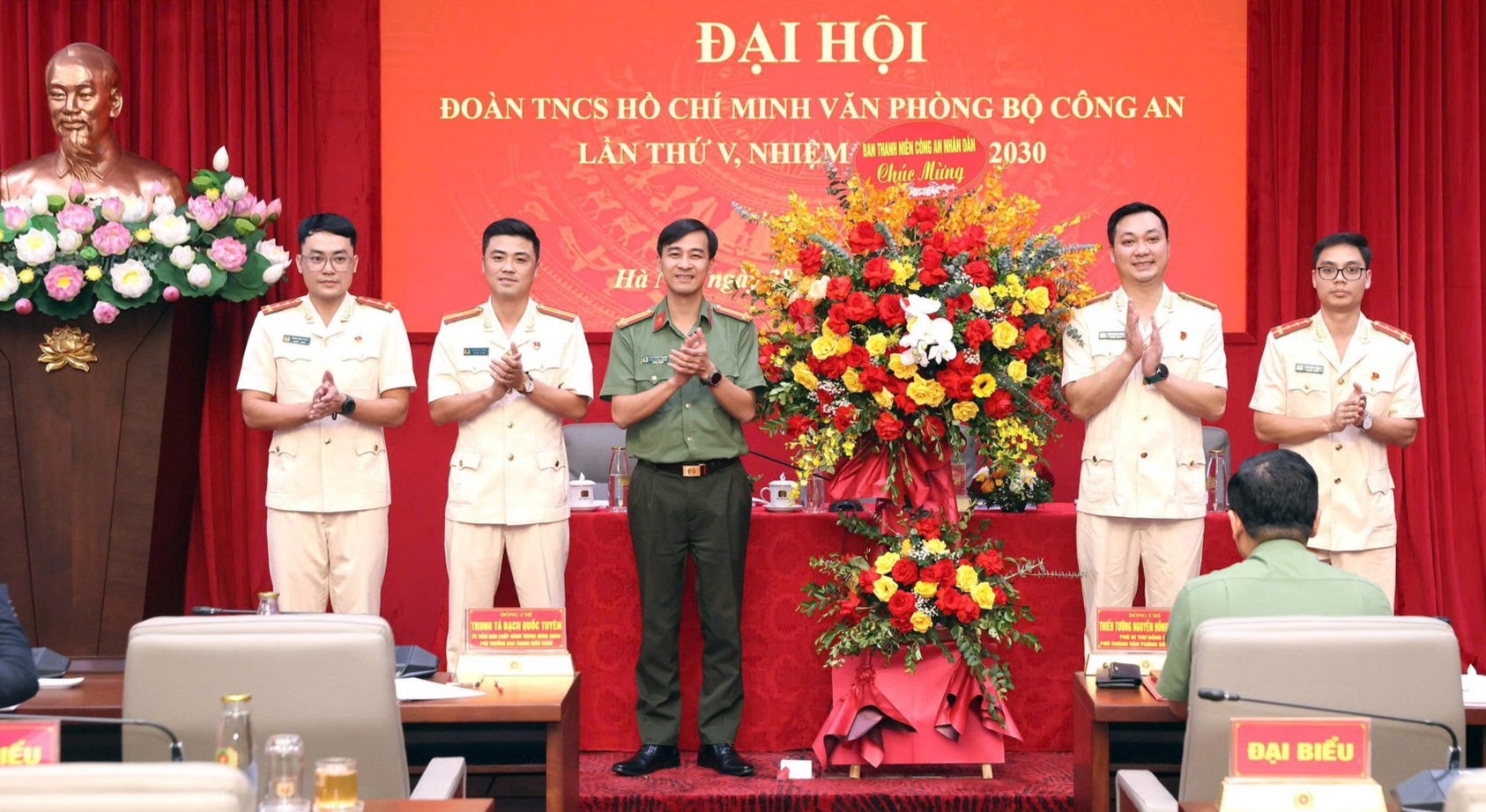 Ban TN tặng hoa.jpg