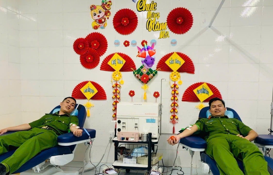 cong an xa hien mau cuu nguoi.jpg