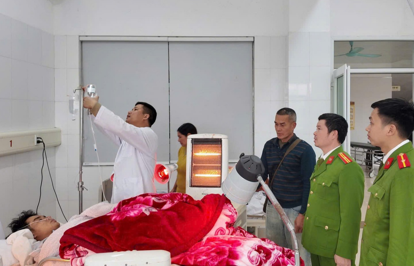 CADK Co To dua nguoi bi nan den Benh vien anh 2.jpg