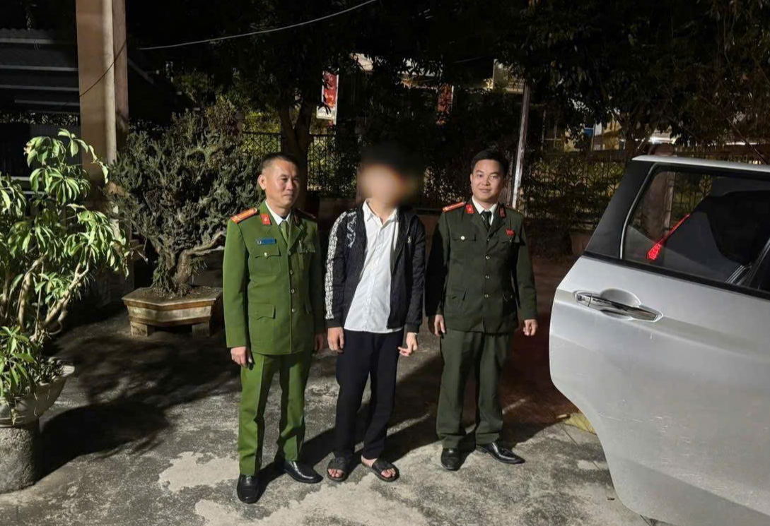 Công an phường Cam Đường bàn giao cháu D cho Công an xã Bản Hồ.jpg