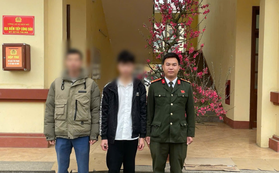 Công an xã Bản Hồ bàn giao cháu D về cho gia đình quản lý.jpg